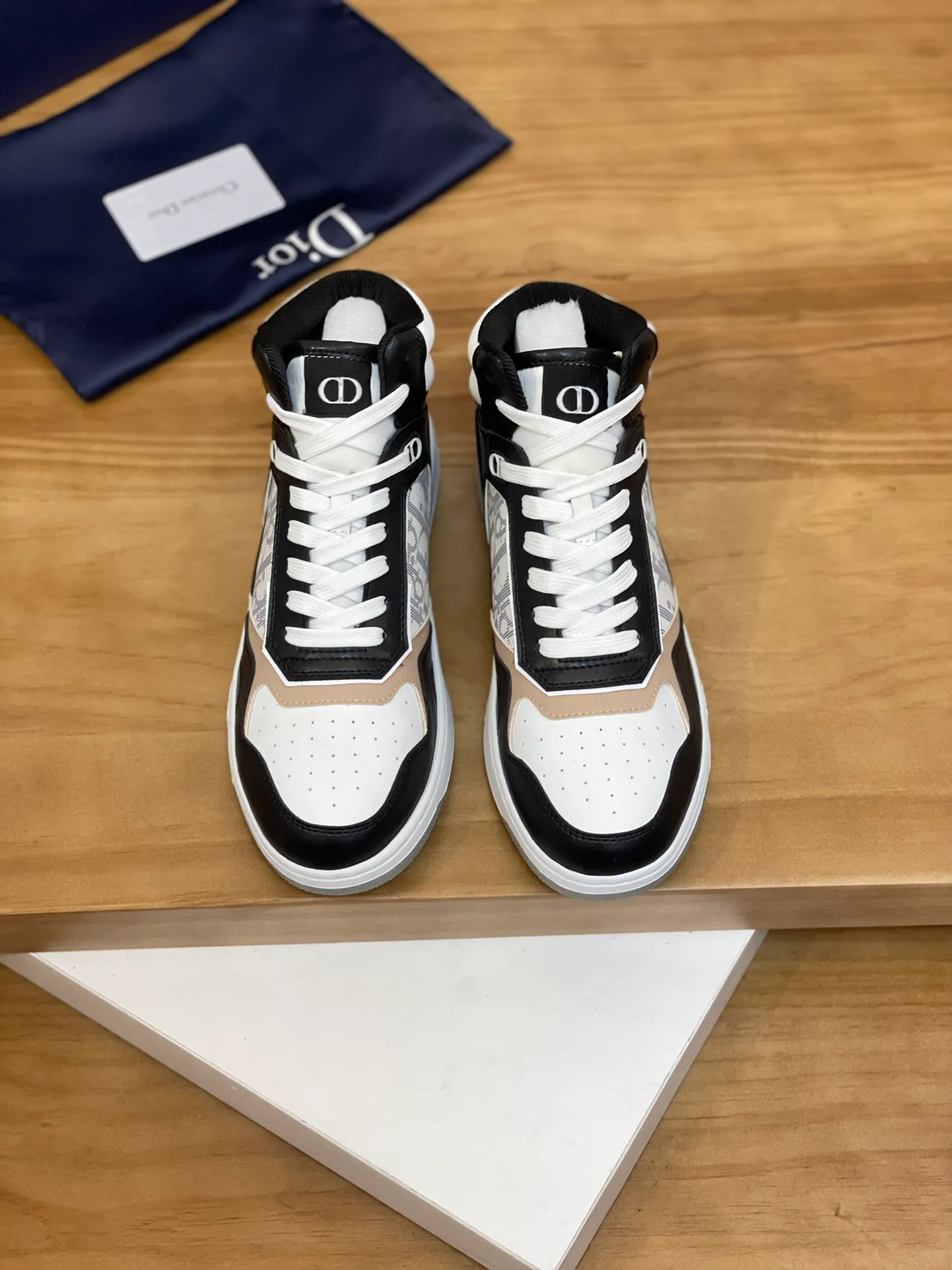 Men's shoes: 💰P460¥ Product trademark: Dior* "Dior*" high-top casual shoes Regular size: 38-44 (can be customized to 45.46) Product materials: Upper imported cowhide stitched with original fabric, breathable lining, original outsole. Number: 1006